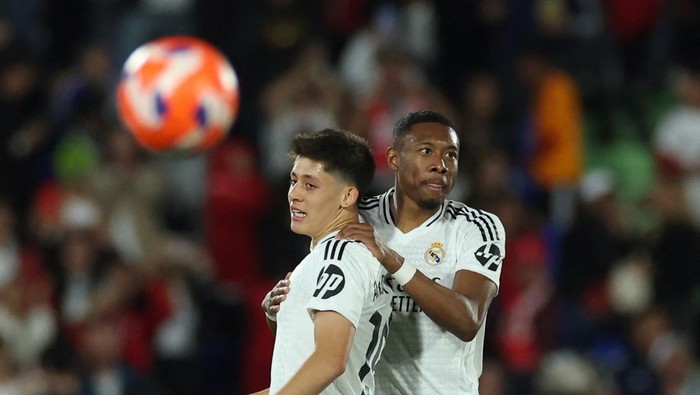 David Alaba Soccer Football - LaLiga - Getafe v Real Madrid - Estadio Coliseum, Getafe, Spain - April 23, 2025 Real Madrids Arda Guler celebrates scoring their first goal with David Alaba REUTERS/Isabel Infantes
