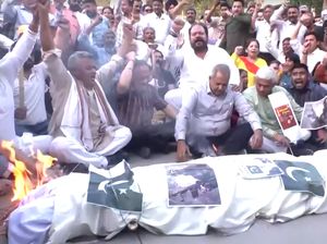 Video Demonstran India Bakar Bendera Pakistan Buntut Serangan Bersenjata di Kashmir Video Demonstran India Bakar Bendera Pakistan Buntut Serangan Bersenjata di Kashmir