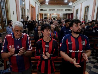 Duka Klub Sepakbola Kampung Halaman Paus Fransiskus
