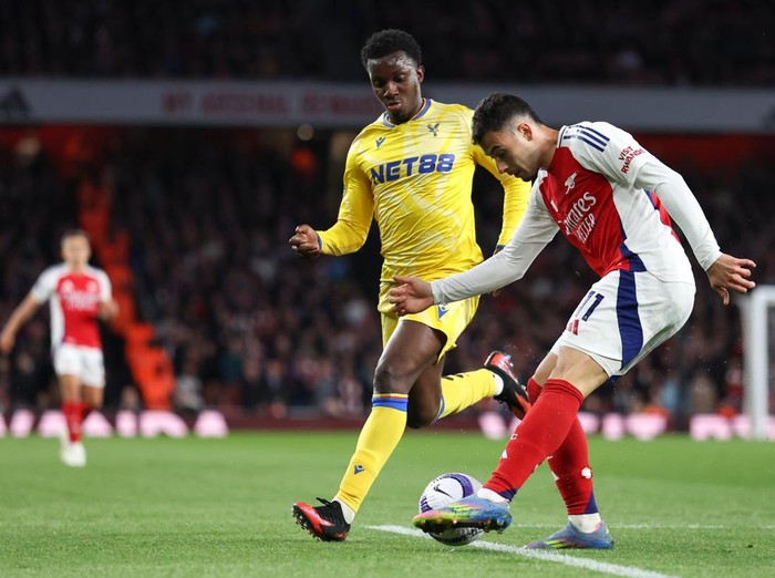 LONDON, ENGLAND - APRIL 23: Eddie Nketiah of Crystal Palace and Gabriel Martinelli of Arsenal during the Premier League match between Arsenal FC and Crystal Palace FC at Emirates Stadium on April 23, 2025 in London, England. (Photo by Catherine Ivill - AMA/Getty Images)