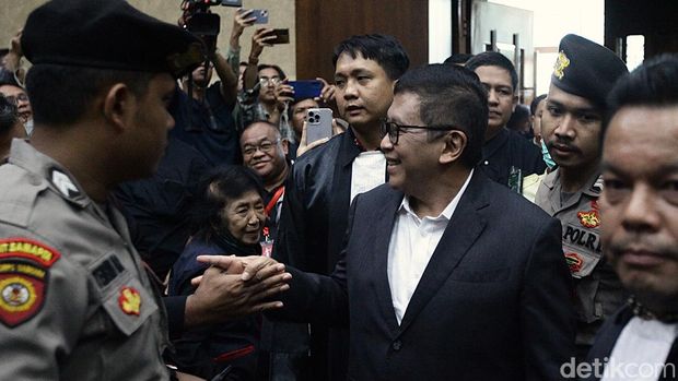 Mantan anggota Bawaslu Agustiani Tio Fridelina (kanan) dan pengacara Donny Tri Istiqomah menyediakan keterangan selaku  saksi untuk terdakwa Sekjen PDIP Hasto Kristiyanto di Pengadilan Tipikor, Jakarta, Kamis (24/4/2025).