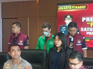 Video: Fachri Albar Tertunduk Lesu Kenakan Baju Tahanan Video: Fachri Albar Tertunduk Lesu Kenakan Baju Tahanan