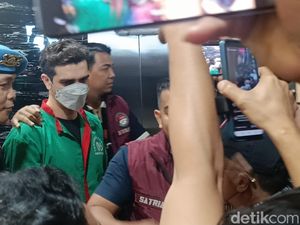 Potret Fachri Albar Tertunduk Pakai Baju Tahanan Potret Fachri Albar Tertunduk Pakai Baju Tahanan