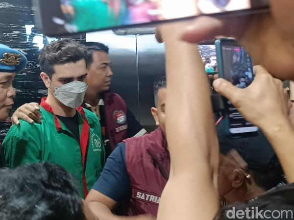 Potret Fachri Albar Tertunduk Pakai Baju Tahanan