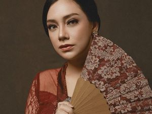 Foto: Gaya Celine Evangelista Cantik Berkebaya Merah di Hari Kartini