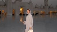 Potret Pacar CR7, Georgina Rodriguez Cantik Berkerudung di Masjid Sheikh Zayed