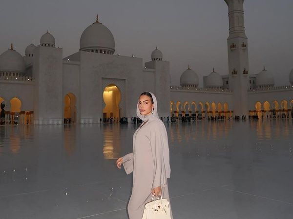 Potret Pacar CR7, Georgina Rodriguez Cantik Berkerudung di Masjid Sheikh Zayed