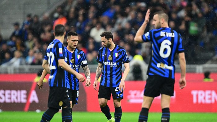 Soccer Football - Coppa Italia - Semi Final - Second Leg - Inter Milan v AC Milan - San Siro, Milan, Italy - April 23, 2025 Inter Milans Lautaro Martinez, Hakan Calhanoglu, Henrikh Mkhitaryan and Stefan de Vrij react REUTERS/Daniele Mascolo