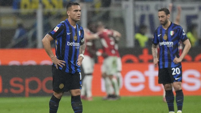 Inter Milan players stand dejected during the Italian Cup semifinal second leg soccer match between Inter Milan and AC Milan at the San Siro stadium in Milan, Italy, Wednesday, April 23, 2025. (AP Photo/Luca Bruno)