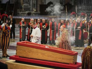 Detik-detik Berharga Rueda Saat Ucapkan Selamat Jalan untuk Paus Fransiskus Detik-detik Berharga Rueda Saat Ucapkan Selamat Jalan untuk Paus Fransiskus