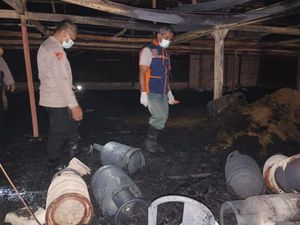 Tabung Gas Meledak, Kandang Berisi 22 Ribu Ayam di Sragen Ludes Terbakar Tabung Gas Meledak, Kandang Berisi 22 Ribu Ayam di Sragen Ludes Terbakar
