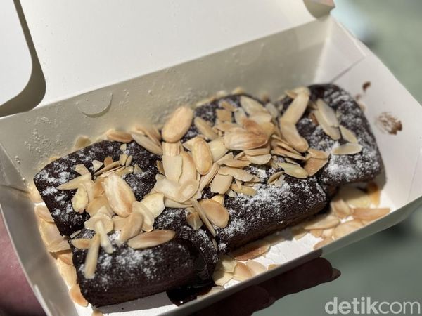 Nikmatnya Kue Balok Lumer Kebanggaan Warga Kemanggisan Jakbar