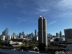 Langit Jakarta Tampak Biru Cerah Pagi Ini, Polusi Aman?
