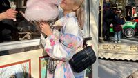 Gemas! 10 Momen Lisa BLACKPINK Jajan Permen Kapas hingga Truffle