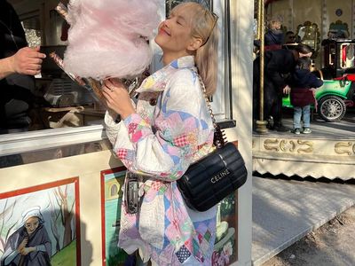 Gemas! 10 Momen Lisa BLACKPINK Jajan Permen Kapas hingga Truffle