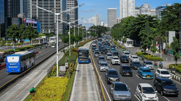 Sejumlah warga bersiap menaiki kereta moda raya terpadu (MRT) di Stasiun Blok M, Jakarta, Kamis (24/4/2025). Pemerintah Provinsi DKI Jakarta memberlakukan tarif satu rupiah pada pengguna transportasi  biasa  MRT, LRT, dan Transjakarta dalam rangka memperingati Hari Angkutan Nasional 2025. ANTARA FOTO/Sulthony Hasanuddin/Spt.