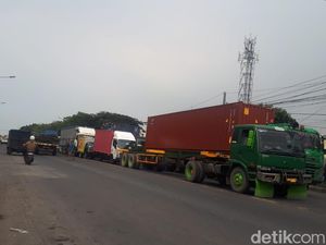 Kawasan Margomulyo Macet hingga 2 Km gegara Truk Mogok Kawasan Margomulyo Macet hingga 2 Km gegara Truk Mogok