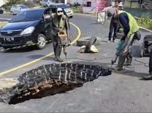 Sinkhole Muncul di Jalur Camba Maros, Polisi Minta Truk Cari Jalan Alternatif Sinkhole Muncul di Jalur Camba Maros, Polisi Minta Truk Cari Jalan Alternatif