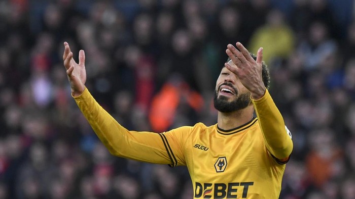 Wolverhampton Wanderers' Matheus Cunha reacts after missing an opportunity to score during the English Premier League soccer match between Wolverhampton Wanderers and Arsenal at the Molineux Stadium in Wolverhampton, England, Saturday, Jan. 25, 2025. (AP Photo/Rui Vieira)