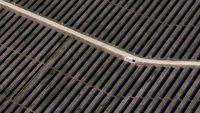 Melihat Ladang Panel Surya Anson Texas