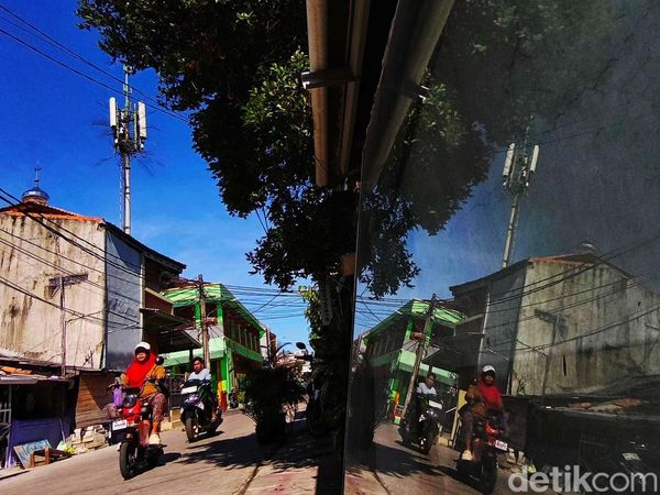 Menikmati Langit Biru Jakarta dengan Street Photography