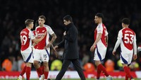 Setelahnya, Arsenal selalu jadi kandidat favorit juara. Apa daya, dua kali Meriam London finis di peringkat kedua Klasemen Liga Inggris (Reuters)