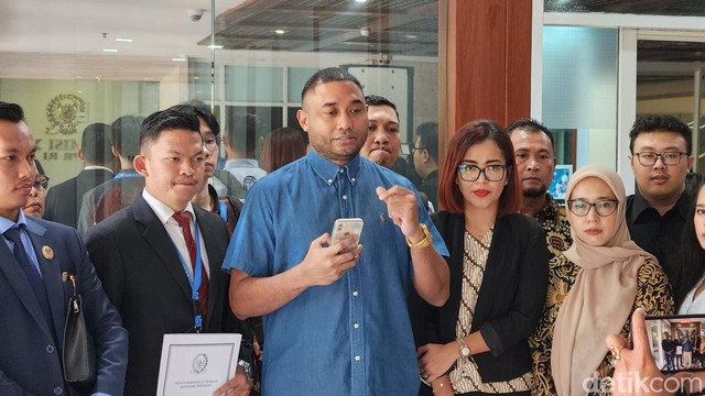 Gosip Terkini Selebriti Insertlive : Tak Akan Cabut Laporan, Rayen Pono Ogah Damai dengan Ahmad Dhani