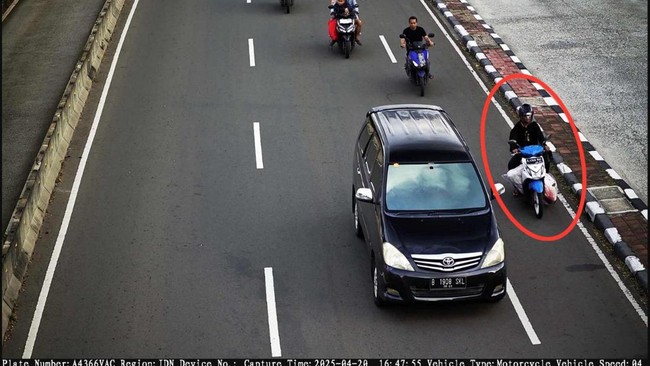 Momen Ngeri Pembunuh Motoran Sambil Bawa Mayat dalam Karung Terekam CCTV