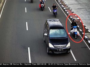 Siapa Sangka Karung Putih yang Diangkut Pemotor Ini Ternyata Berisi Mayat Siapa Sangka Karung Putih yang Diangkut Pemotor Ini Ternyata Berisi Mayat