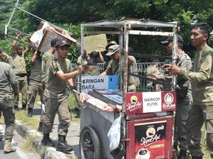 129 PKL di Bawah Jembatan Suramadu Ditertibkan Satpol PP 129 PKL di Bawah Jembatan Suramadu Ditertibkan Satpol PP