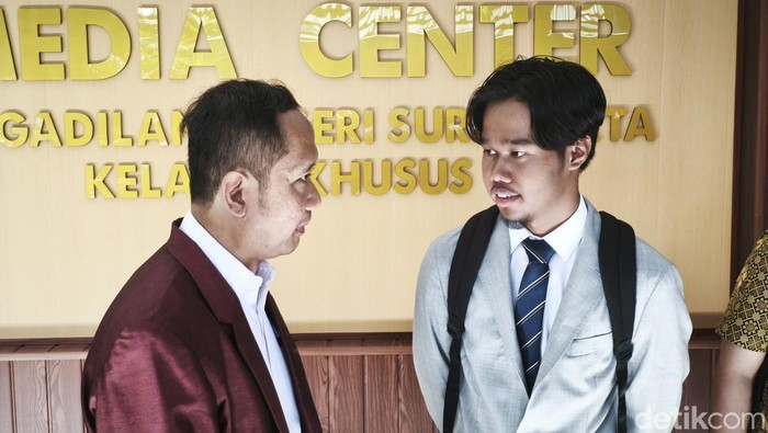 Penggugat kendaraan beroda empat Esemka, Aufaa Luqmana Re A, dan kuasa hukumnya, Sigit N Sudibyanto, di saat di Pengadilan Negeri Solo, Kamis (24/4/2025) Penggugat kendaraan beroda empat Esemka, Aufaa Luqmana Re A (jas abu-abu), dan kuasa hukumnya, Sigit N Sudibyanto (jas merah), di saat di Pengadilan Negeri Solo, Kamis (24/4/2025)