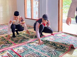 Padi Berkah, Polres Situbondo Gelar Aksi Sosial Bersihkan Masjid