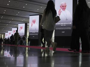 Potret Paus Fransiskus Ditampilkan di Coex Seoul