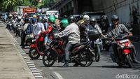 Ramai-ramai Lawan Arah Hindari Polisi di Jaktim