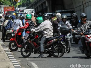 Ramai-ramai Lawan Arah Hindari Polisi di Jaktim