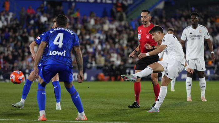 Real Madrids Arda Guler scores his sides opening goal during a Spanish La Liga soccer match between Getafe and Real Madrid at the Coliseum Alfonso Perez stadium in Getafe, Spain, Wednesday, April 23, 2025. (AP Photo/Manu Fernandez)