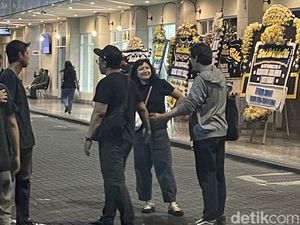 Keluarga dan Sahabat Menanti Jenazah Ricky Siahaan di Rumah Duka Keluarga dan Sahabat Menanti Jenazah Ricky Siahaan di Rumah Duka