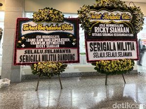 Video: Momen Jenazah Ricky Siahaan Tiba di Rumah Duka Video: Momen Jenazah Ricky Siahaan Tiba di Rumah Duka