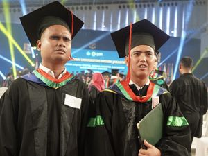 Keterbatasan Tak Halangi Rovan dan Rohmat, 2 Mahasiswa UNJ Itu Akhirnya Jadi Sarjana Keterbatasan Tak Halangi Rovan dan Rohmat, 2 Mahasiswa UNJ Itu Akhirnya Jadi Sarjana
