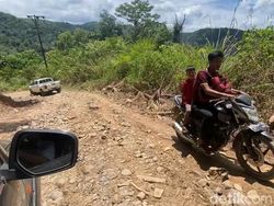 Jalan di Paluta-Tapsel 20 Tahun Rusak Parah, Warga Ngadu ke Bobby Nasution