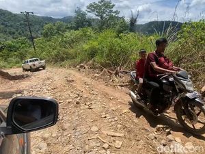Jalan di Paluta-Tapsel 20 Tahun Rusak Parah, Warga Ngadu ke Bobby Nasution Jalan di Paluta-Tapsel 20 Tahun Rusak Parah, Warga Ngadu ke Bobby Nasution