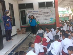 Sanggar Dongeng Kepompong Hibur Pelajar SLB di Malang