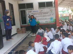 Sanggar Dongeng Kepompong Hibur Pelajar SLB di Malang Sanggar Dongeng Kepompong Hibur Pelajar SLB di Malang