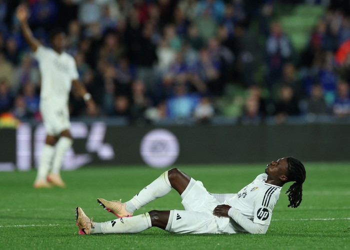 SOCCER-SPAIN-GET-RMA/REPORT Soccer Football - LaLiga - Getafe v Real Madrid - Estadio Coliseum, Getafe, Spain - April 23, 2025 Real Madrids Eduardo Camavinga reacts after sustaining an injury REUTERS/Isabel Infantes