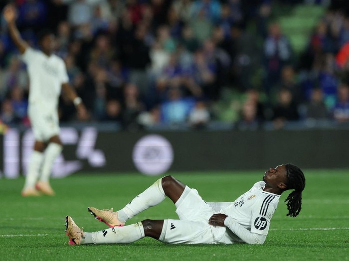 Soccer Football - LaLiga - Getafe v Real Madrid - Estadio Coliseum, Getafe, Spain - April 23, 2025 Real Madrid's Eduardo Camavinga reacts after sustaining an injury REUTERS/Isabel Infantes
