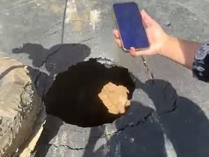 Dugaan Penyebab Sinkhole Sedalam 10 Meter Muncul di Jalan Poros Maros-Bone Dugaan Penyebab Sinkhole Sedalam 10 Meter Muncul di Jalan Poros Maros-Bone