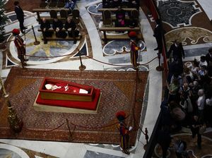 Video Penghormatan Terakhir AS Roma kepada Paus Fransiskus