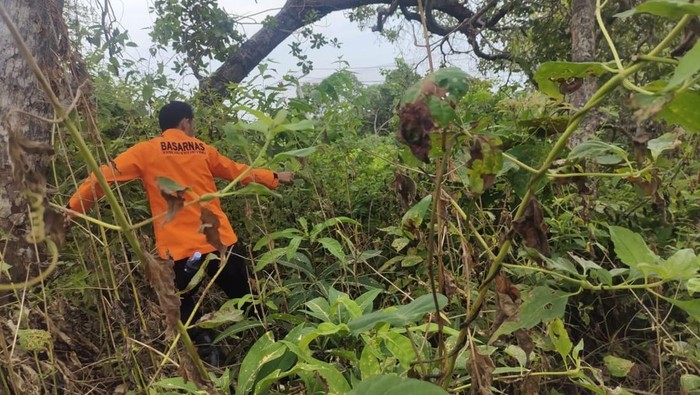 Tim SAR Gabungan melaksanakan penelusuran guru yang hilang misterius di Buton Utara. Tim SAR Gabungan melaksanakan penelusuran guru yang hilang misterius di Buton Utara.