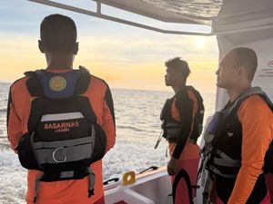 Dua Kapal Bertabrakan di Laut Jambi, 4 Orang Selamat-1 Hilang Dua Kapal Bertabrakan di Laut Jambi, 4 Orang Selamat-1 Hilang