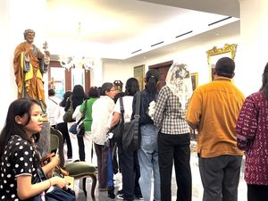 Video: Momen Khidmat saat Warga Doakan Paus Fransiskus di Kedubes Vatikan Video: Momen Khidmat saat Warga Doakan Paus Fransiskus di Kedubes Vatikan